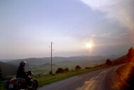 Sonnenuntergang hinter Motorrad