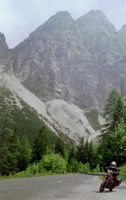 Aufstieg Vrsic Pass, Guzzi vor hohen Bergen